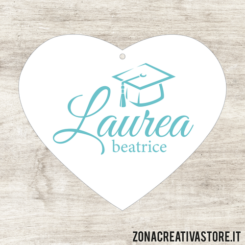 TAG A FORMA DI CUORE PER LAUREA DISPONIBILI IN 3 COLORI DIVERSI - MISURA H. 4,1x4,8 CM. Cod. LA007