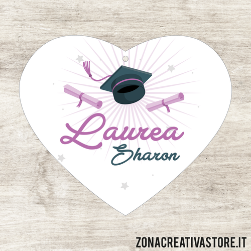 TAG A FORMA DI CUORE PER LAUREA DISPONIBILI IN 3 COLORI DIVERSI - MISURA H. 4,1x4,8 CM. Cod. LA003