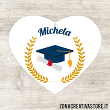 Carica l&#39;immagine nel visualizzatore di Gallery, TAG A FORMA DI CUORE PER LAUREA DISPONIBILI IN 3 COLORI DIVERSI - MISURA H. 4,1x4,8 CM. Cod. LA010