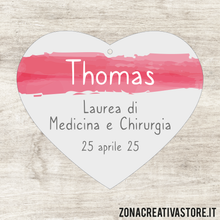 Carica l&#39;immagine nel visualizzatore di Gallery, TAG A FORMA DI CUORE PER LAUREA DISPONIBILI IN 3 COLORI DIVERSI - MISURA H. 4,1x4,8 CM. Cod. LA008