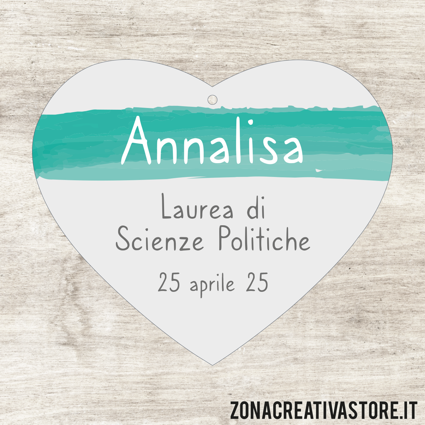 TAG A FORMA DI CUORE PER LAUREA DISPONIBILI IN 3 COLORI DIVERSI - MISURA H. 4,1x4,8 CM. Cod. LA008