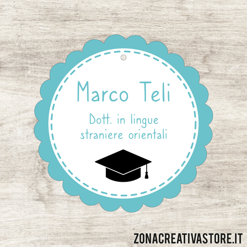 TAG IN CARTONCINO A FORMA DI FIORE TONDO PER LAUREA DISPONIBILI IN 3 COLORI DIVERSI - MISURA DIAMETRO 3,7 CM. Cod. LA001