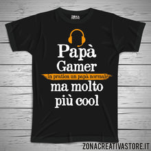 Carica l&#39;immagine nel visualizzatore di Gallery, T-shirt festa del papà PAPA&#39; GAMER IN PRATICA UN PAPA&#39; NORMALE MA MOLTO PIU&#39; COOL