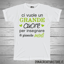 Carica l&#39;immagine nel visualizzatore di Gallery, T-shirt scuola e maestra CI VUOLE UN GRANDE CUORE