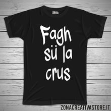 Carica l&#39;immagine nel visualizzatore di Gallery, T-shirt divertente con frase in dialetto milanese FAGH SU LA CRUS