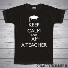 Carica l&#39;immagine nel visualizzatore di Gallery, T-shirt per laurea KEEP CALM AND I AM A TEACHER