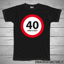 Carica l&#39;immagine nel visualizzatore di Gallery, T-shirt per festa di compleanno 40 ANNI E SEXY