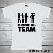 Carica l&#39;immagine nel visualizzatore di Gallery, T-shirt addio al celibato e nubilato DRINKING TEAM