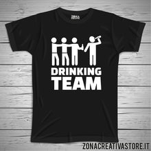 Carica l&#39;immagine nel visualizzatore di Gallery, T-shirt addio al celibato e nubilato DRINKING TEAM