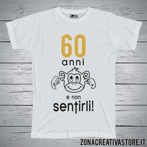 T-shirt per festa di compleanno 60 ANNI E NON SENTIRLI SCIMMIA