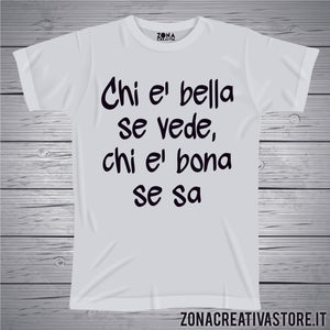 T-shirt divertente con frase in dialetto romano CHI E' BELLA SE VEDE, CHI E' BONA SE SA