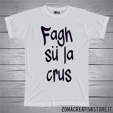 Carica l&#39;immagine nel visualizzatore di Gallery, T-shirt divertente con frase in dialetto milanese FAGH SU LA CRUS