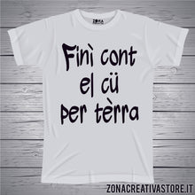 Carica l&#39;immagine nel visualizzatore di Gallery, T-shirt divertente con frase in dialetto milanese FINI&#39; CONT EL CU PER TERRA