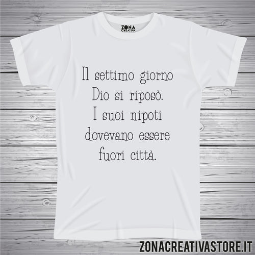 T-shirt con frasi sui nonni IL SETTIMO GIORNO DIO SI RIPOSO' I SUOI NIPOTI DOVEVANO ESSERE FUORI CITTA'