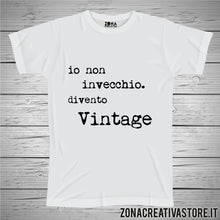 Carica l&#39;immagine nel visualizzatore di Gallery, T-shirt per festa di compleanno IO NON INVECCHIO DIVENTO VINTAGE