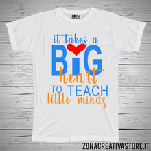 Carica l&#39;immagine nel visualizzatore di Gallery, T-shirt scuola e maestra IT TAKES A BIG HEART TO TEACH LITTLE MINDS