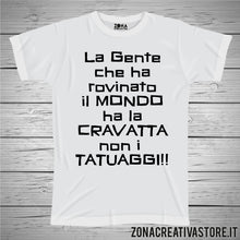 Carica l&#39;immagine nel visualizzatore di Gallery, T-shirt LA GENTA CHE HA ROVINATO IL MONDO HA LA CRAVATTA NON I TATUAGGI!!!