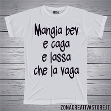 Carica l&#39;immagine nel visualizzatore di Gallery, T-shirt divertente con frase in dialetto milanese MANGIA BIV E CAGA E LASSA CHE LA VAGA
