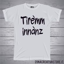 Carica l&#39;immagine nel visualizzatore di Gallery, T-shirt divertente con frase in dialetto milanese TIREMM INNANZ