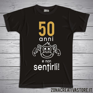T-shirt per festa di compleanno 50 ANNI E NON SENTIRLI SCIMMIA
