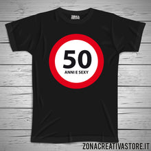 Carica l&#39;immagine nel visualizzatore di Gallery, T-shirt per festa di compleanno 50 ANNI E SEXY