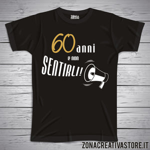 T-shirt per festa di compleanno 60 ANNI E NON SENTIRLI MEGAFONO