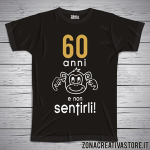 T-shirt per festa di compleanno 60 ANNI E NON SENTIRLI SCIMMIA