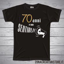 Carica l&#39;immagine nel visualizzatore di Gallery, T-shirt per festa di compleanno 70 ANNI E NON SENTIRLI MEGAFONO