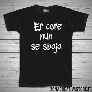 T-shirt divertente con frase in dialetto romano ER CORE NUN SE SBAJA