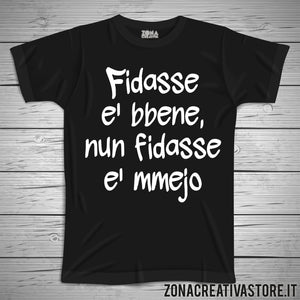 T-shirt divertente con frase in dialetto romano FIDASSE E' BENE NUN FIDASSE E' MEJIO