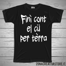 Carica l&#39;immagine nel visualizzatore di Gallery, T-shirt divertente con frase in dialetto milanese FINI&#39; CONT EL CU PER TERRA