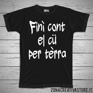 T-shirt divertente con frase in dialetto milanese FINI' CONT EL CU PER TERRA