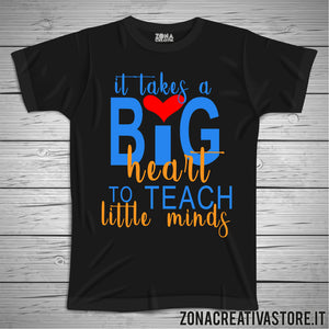 T-shirt scuola e maestra IT TAKES A BIG HEART TO TEACH LITTLE MINDS