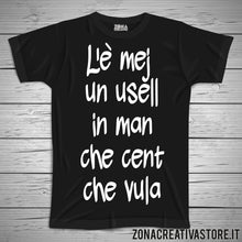 Carica l&#39;immagine nel visualizzatore di Gallery, T-shirt divertente con frase in dialetto milanese L&#39;E&#39; MEI UN USEL IN MAN CHE CENT CHE VULA