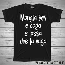 Carica l&#39;immagine nel visualizzatore di Gallery, T-shirt divertente con frase in dialetto milanese MANGIA BIV E CAGA E LASSA CHE LA VAGA
