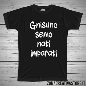 T-shirt divertente con frase in dialetto romano NISCUNO SEMO NATI IMPARATI