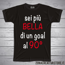 Carica l&#39;immagine nel visualizzatore di Gallery, T-shirt SEI PIU&#39; BELLA DI UN GOAL AL 90°
