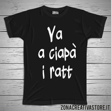 Carica l&#39;immagine nel visualizzatore di Gallery, T-shirt divertente con frase in dialetto milanese VA A CIAPA&#39; I RATT