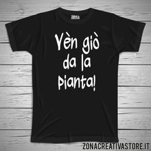 Carica l&#39;immagine nel visualizzatore di Gallery, T-shirt divertente con frase in dialetto milanese VEN GIO&#39; DA LA PIANTA