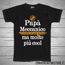 Carica l&#39;immagine nel visualizzatore di Gallery, T-shirt festa del papà PAPA&#39; MECCANICO IN PRATICA UN PAPA&#39; NORMALE MA MOLTO PIU&#39; COOL