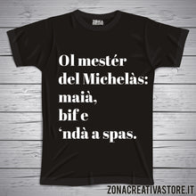 Carica l&#39;immagine nel visualizzatore di Gallery, T-shirt divertente con frase in dialetto bergamasco Ol Mestèr del Michelàs: Maià, Bif e &#39;nda a spas