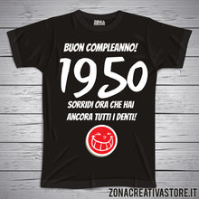 Carica l&#39;immagine nel visualizzatore di Gallery, T-shirt per festa di compleanno 1950 sorridi ora che hai ancora tutti i denti