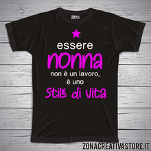 Carica l&#39;immagine nel visualizzatore di Gallery, T-shirt con frasi sui nonni NONNA STILE DI VITA