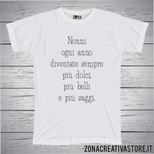 Carica l&#39;immagine nel visualizzatore di Gallery, T-shirt con frasi sui nonni NONNI OGNI ANNO...