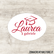 Carica l&#39;immagine nel visualizzatore di Gallery, ADESIVI A FORMA OVALE PER LAUREA DISPONIBILI IN 3 COLORI DIVERSI - MISURA H. 2,7x3,7 CM. Cod. LA007