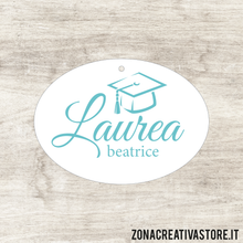 Carica l&#39;immagine nel visualizzatore di Gallery, TAG A FORMA OVALE PER LAUREA DISPONIBILI IN 3 COLORI DIVERSI - MISURA H. 2,7x3,7 CM. Cod. LA007