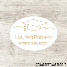 Carica l&#39;immagine nel visualizzatore di Gallery, TAG A FORMA OVALE PER LAUREA DISPONIBILI IN 3 COLORI DIVERSI - MISURA H. 2,7x3,7 CM. Cod. LA002