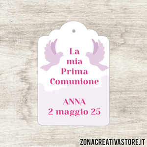 TAG A FORMA DI TAG CLASSICO PER COMUNIONE DISPONIBILI IN 3 COLORI: ROSA, AZZURRO E AVORIO - MISURA H. 4,3x3 CM. Cod. CO009