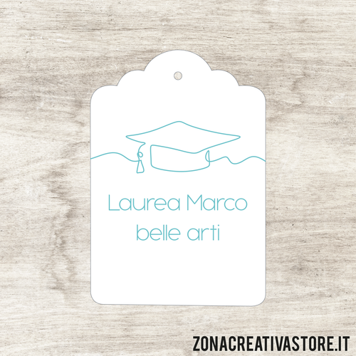 TAG A FORMA DI TAG CLASSICO PER LAUREA DISPONIBILI IN 3 COLORI DIVERSI - MISURA H. 4,3x3 CM. Cod. LA002