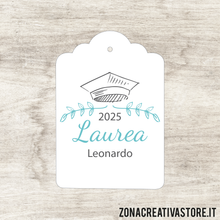 Carica l&#39;immagine nel visualizzatore di Gallery, TAG A FORMA DI TAG CLASSICO PER LAUREA DISPONIBILI IN 3 COLORI DIVERSI - MISURA H. 4,3x3 CM. Cod. LA005